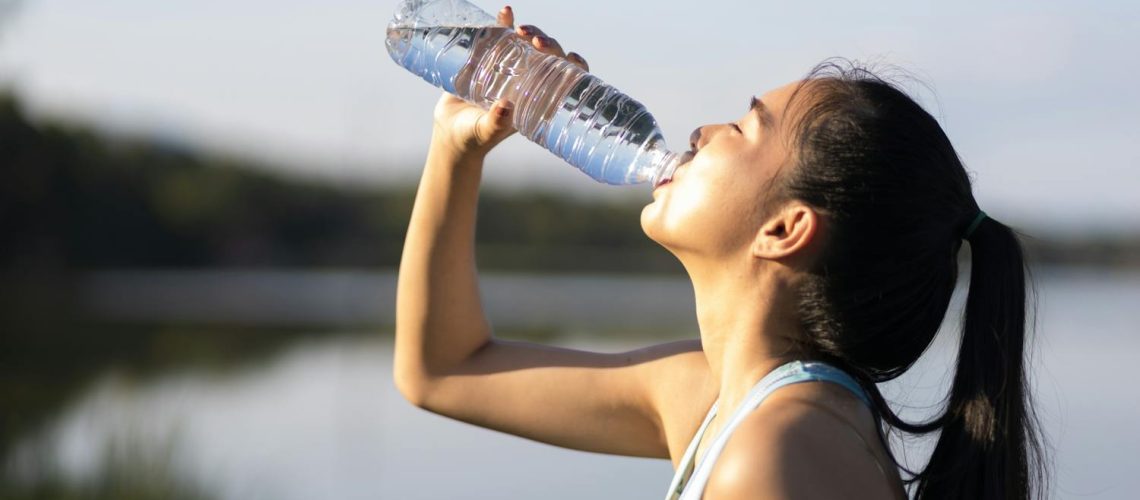 Remplir une bouteille d'eau jetable plusieurs fois : quels risques ?